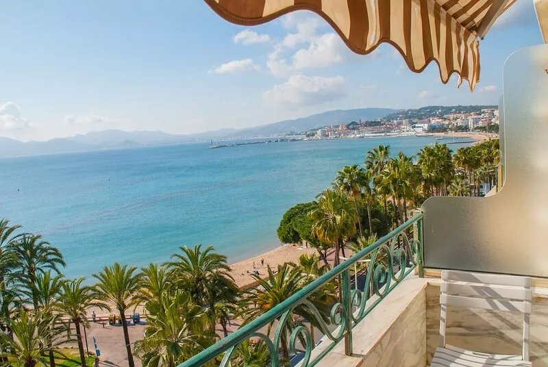 Cannes Croisette 1 Bedroom Flat On La Croisette, Garage, 7th Floor Loggia.