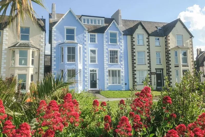 SEA VIEW APARTMENT, family friendly, with a garden in Llanfairfechan