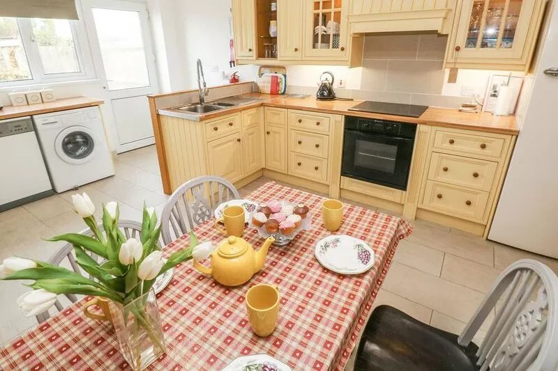 TY CRYDD, pet friendly, character holiday cottage in Kidwelly