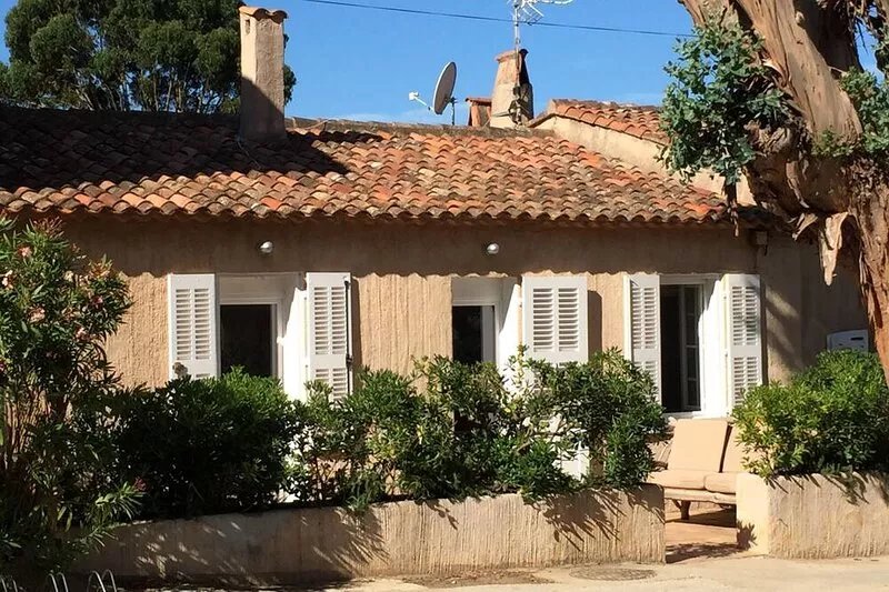In the heart of the village, luxury studio 17m2, flowered terrace 9 m2, air
