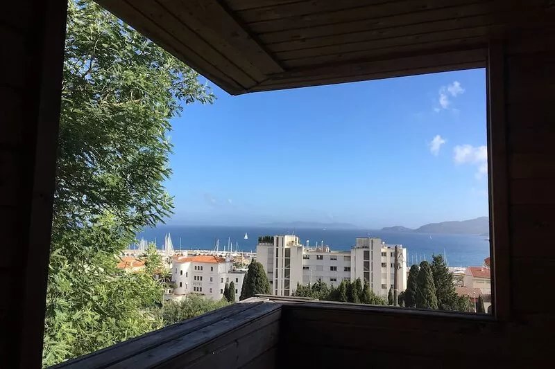 Wooden house with sea view, sleeps 6, 100m from the port and sailing school