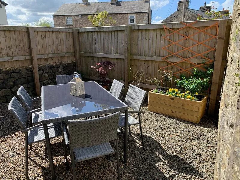 DAWSONS COTTAGE, pet friendly, with a garden in High Bentham