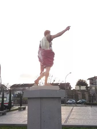 Estatua de Homenagem a Cesar Augusto