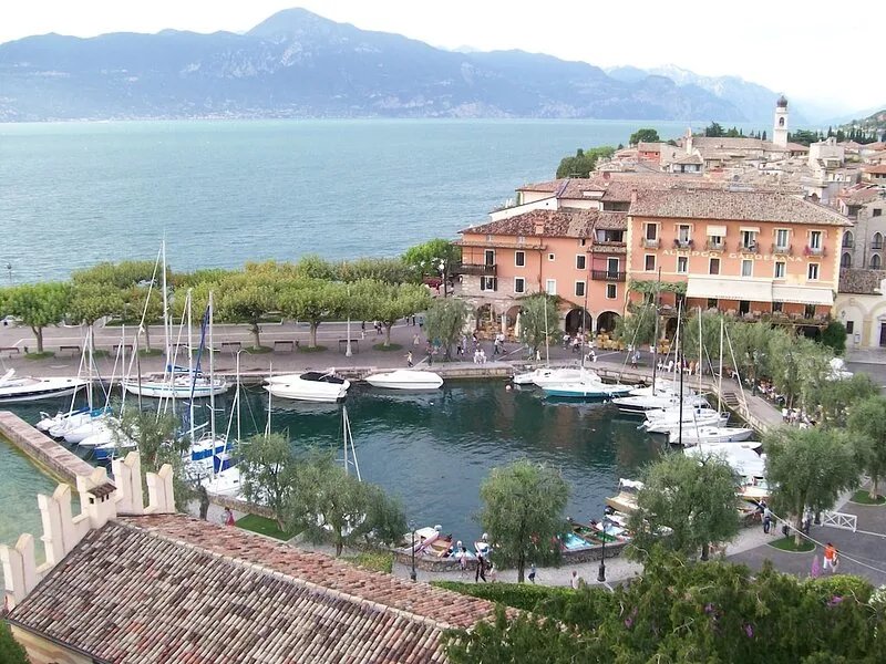 Lake view apartment with private garden and swimming pool, in the green of