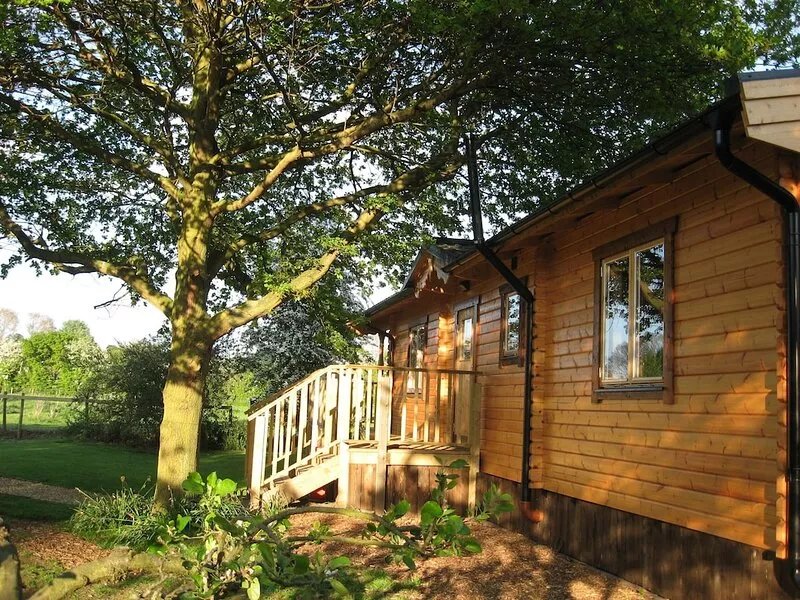 Orchard Lodge, Exclusive Log Cabin, York riverside village 2m P+R, 4m city walls