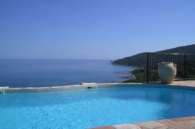Charming house in a villa of character facing the sea
