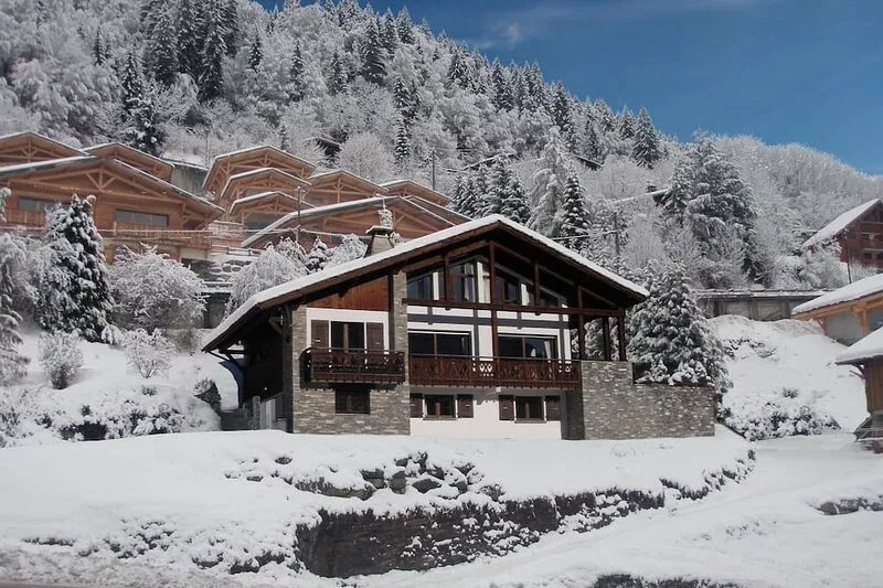 Chalet In Morzine With Private Grounds. Slope Views. 50 metres to bus stop.