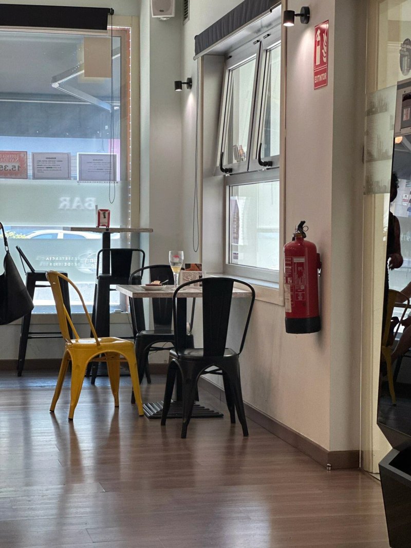 E Logo? Cafe - Bar