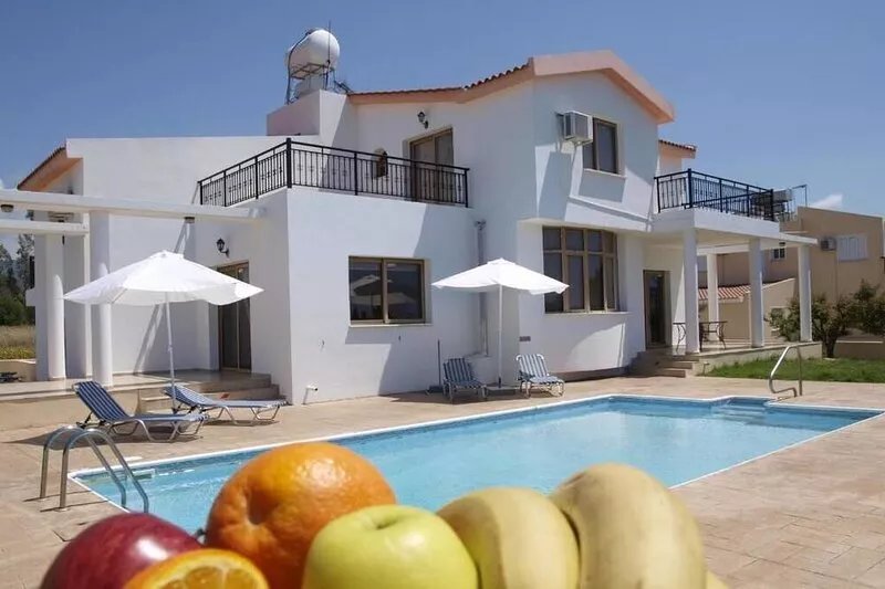Luxury, Modern Villa with private pool & garden in Coral Bay area
