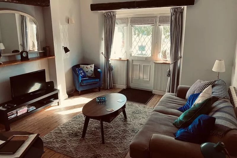 CRABPOT COTTAGE IN BEER, DELIGHTFUL 1 BED HOUSE, SEA VIEWS & 50 METRES FROM BEAC