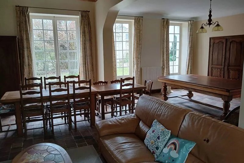 Small 17th century château, park, swimming pool, 5 bedrooms, living room, 3 km