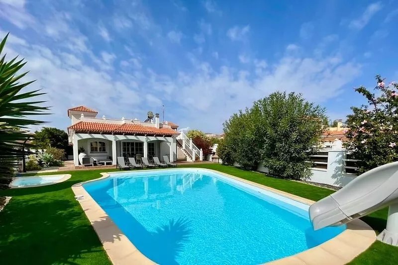 Beautiful Clean Villa Ellie, Large Private Pool, Water Flume Slide,  Free WIFI