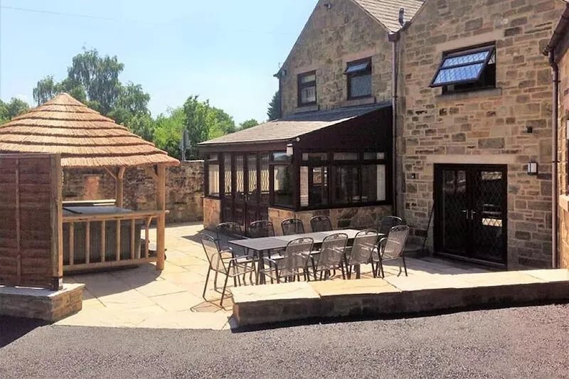 Sleeps 10 Guests and Includes Hot-tub, Games Room, & Electric car Charging Point