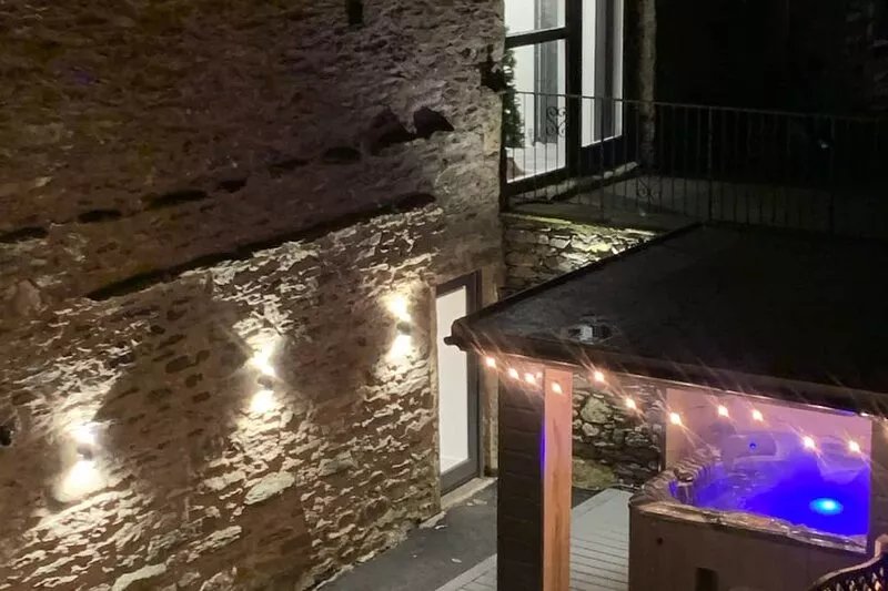 Newly converted barn with hot tub,stylish interior and outdoor space