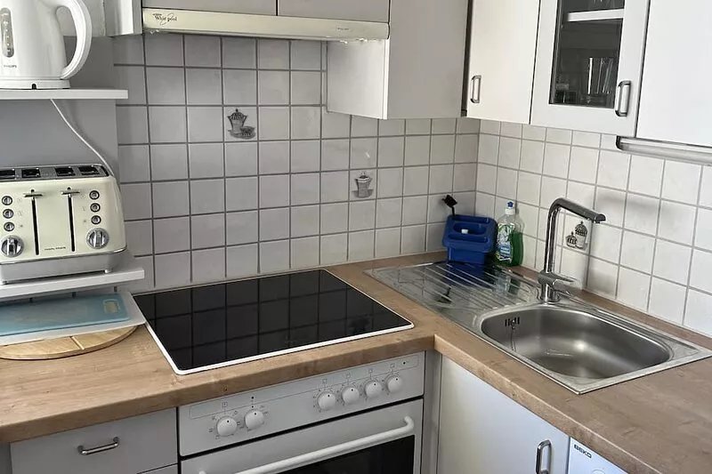 4 Mins from the City Express Lift . Private parking. sleeps 6