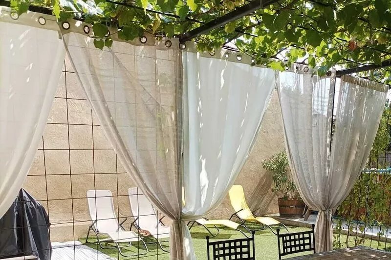 Modern gîte at the foot of Mont Ventoux, in a Provencal farmhouse with swimming