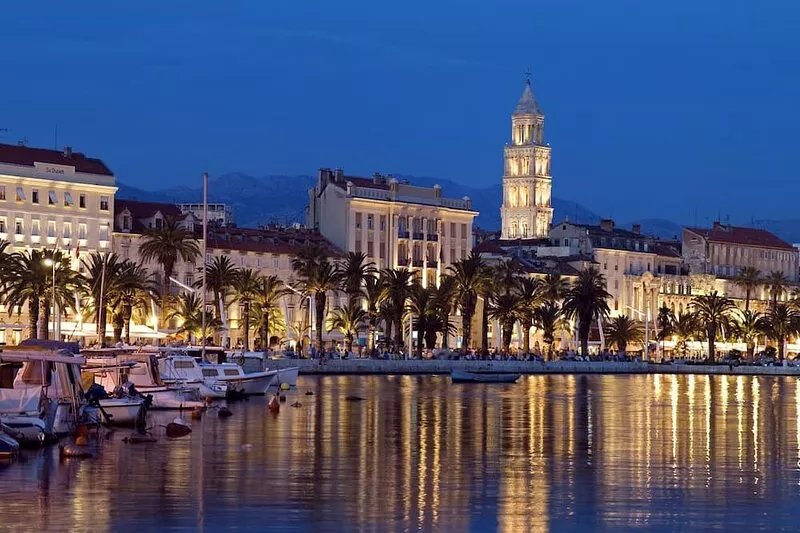 Luxury family-friendly apartment with private pool, 10 min drive to center Split