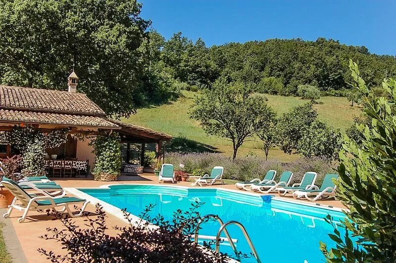 Detached house with private pool 3km from village, 90 from Rome. Quiet area