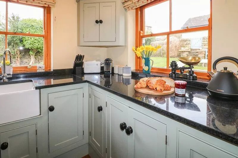 CHEVIN VIEW, pet friendly, character holiday cottage in Belper