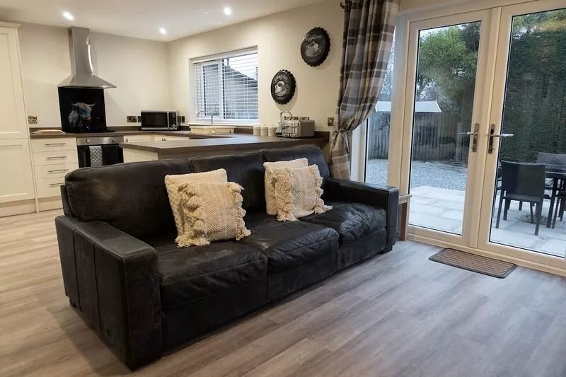 Contemporary 2 bed renovation with parking & garden