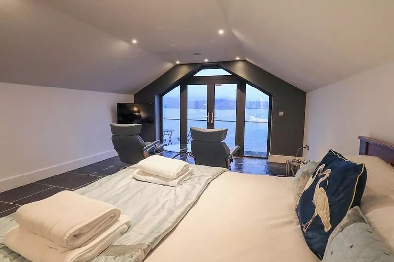 THE BOAT HOUSE AT LOUPER WEIR, romantic in Bowness-On-Windermere