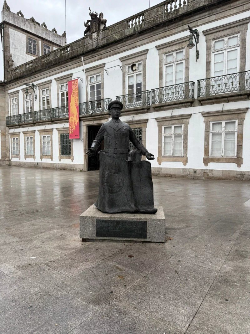 Estatua Ao General Humberto Delgado