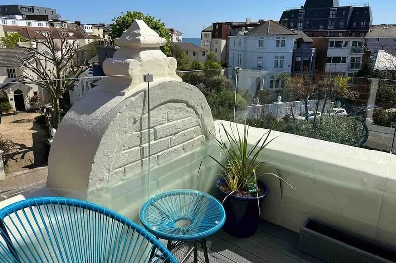 Roof Terrace Beach at end of road, Private Parking