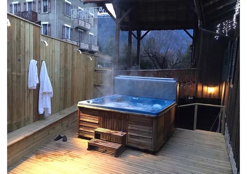 6 BEDROOM FARMHOUSE, HOT TUB, LOG FIRE, FREE SKI BUS, SKY TV LOCAL AMENITIES