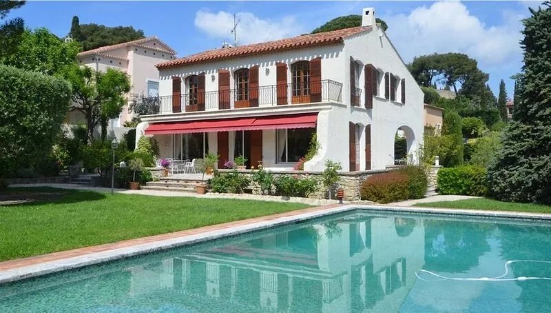 Magnificent villa with swimming pool close to the village