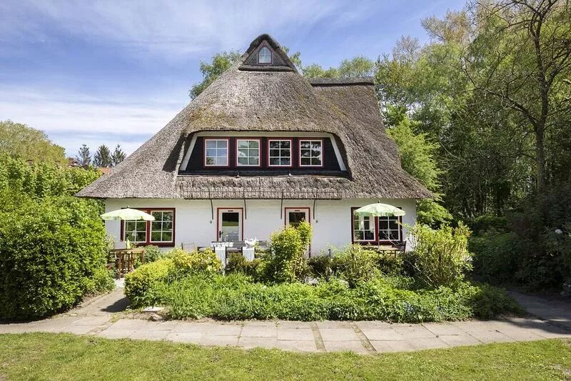 Thatched roof house with proximity to the Baltic Sea, outdoor sauna, playground