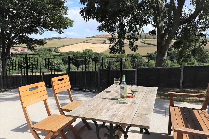 Hilltops -  a bungalow that sleeps 4 guests  in 2 bedrooms
