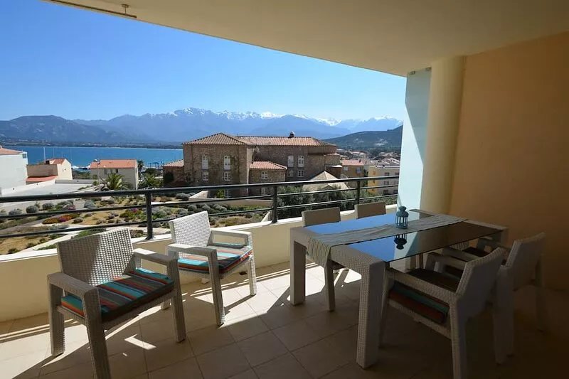 Apartment with terrace overlooking the bay of Calvi, 5 minutes from the town