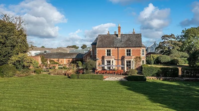 Saham Grove Hall - Large Manor House - Sleeps 22