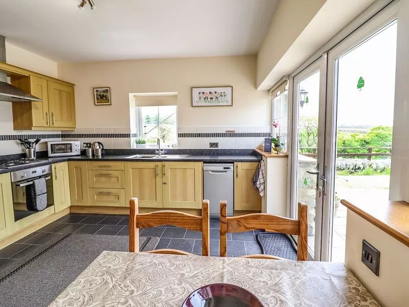 CAERFFYNON BACH, romantic, with a garden in Dyffryn Ardudwy