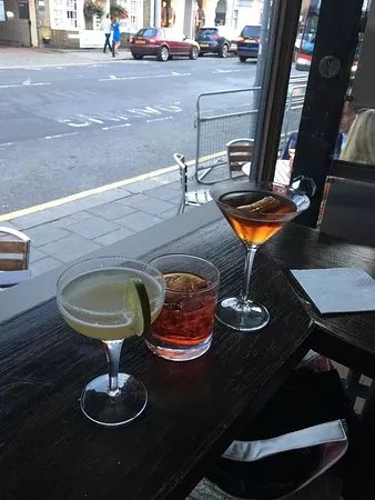 Hemingways Lounge Bar, SW19