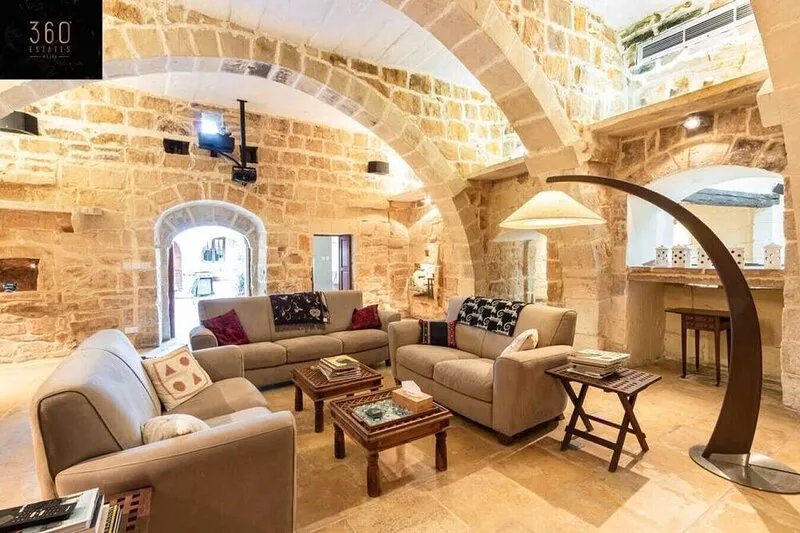 A stunning, townhouse with magnificent pool area !