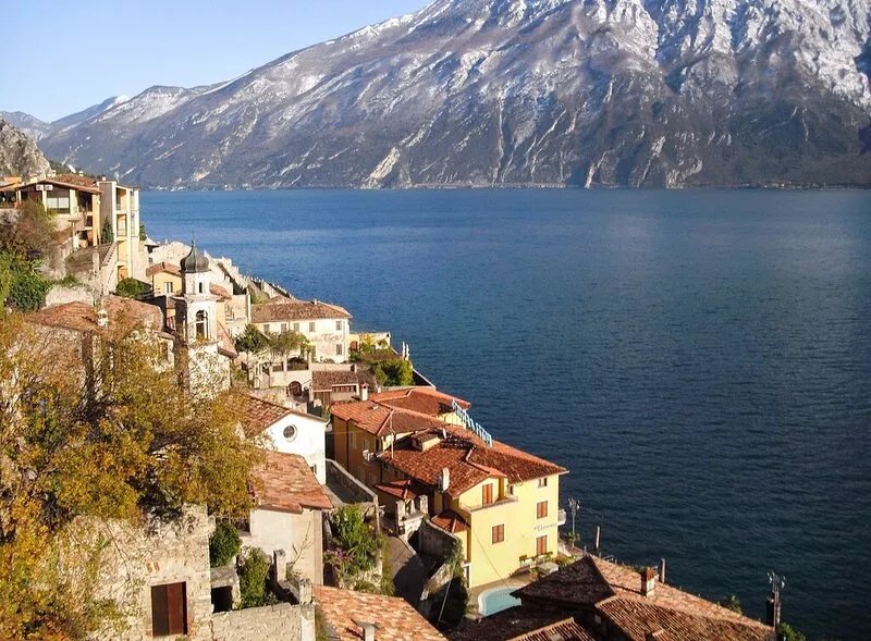 Bungalow for exclusive use with unobstructed lake view and shared use of the