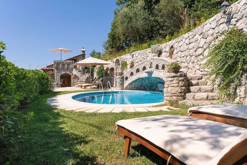 Villa Esposito - Rustic Family Home with Sea View
