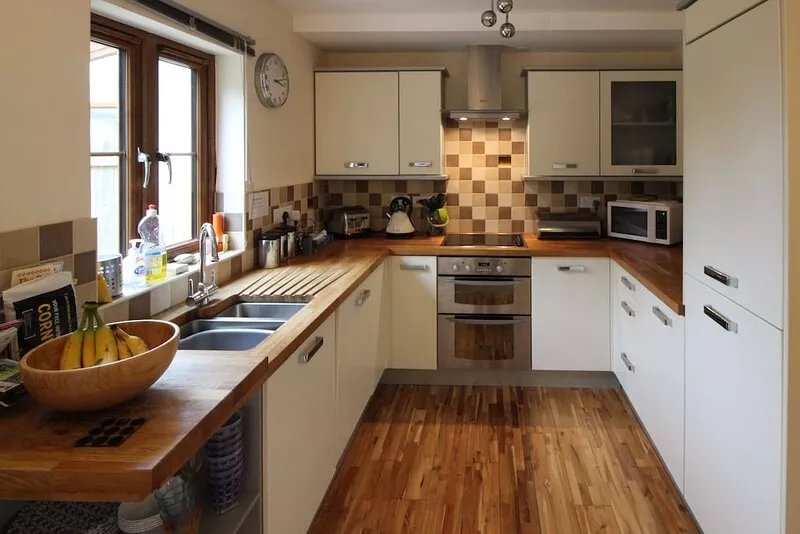 Modern family getaway with super-fast broadband. 10 minutes’ drive from beach.