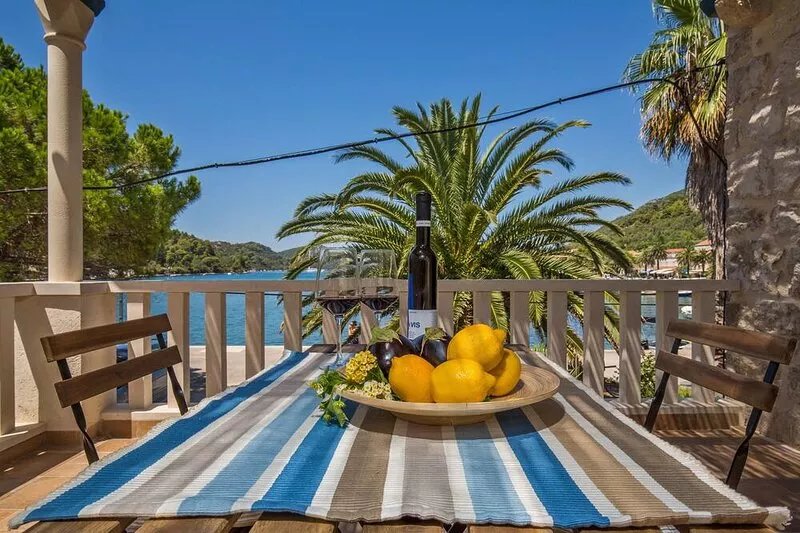 300 years old stone-villa on the waterfront, spacious rooms and best view