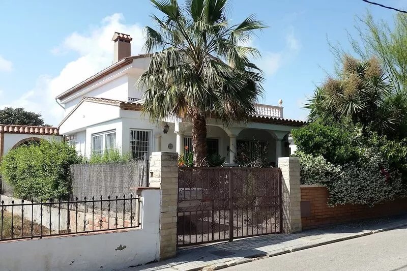 1st floor of villa in residential area with large terrace