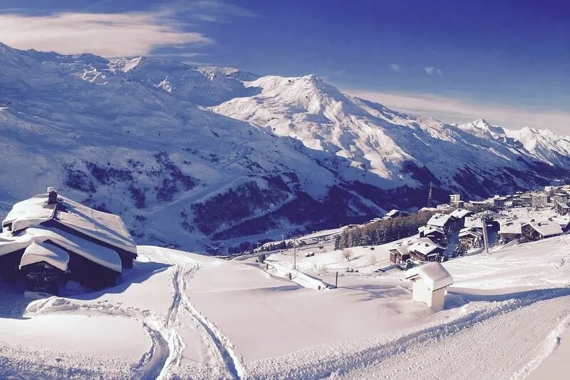 At the foot of the ski slopes, 4/5persons. Altitude 2000m. Exceptional view.