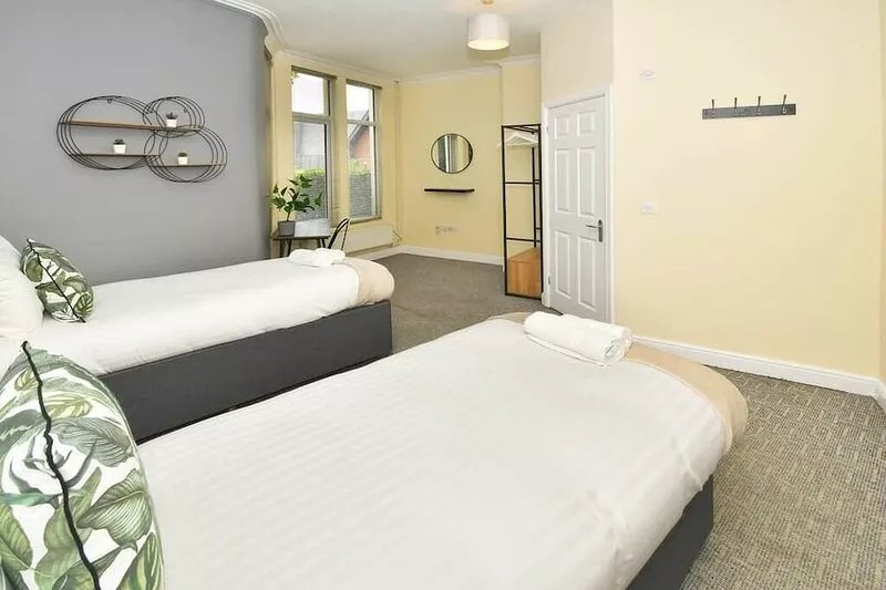 Madeley House by YourStays: