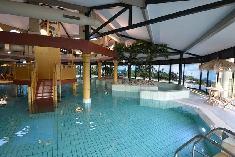 Comfortable villa with sun shower, in green surroundings