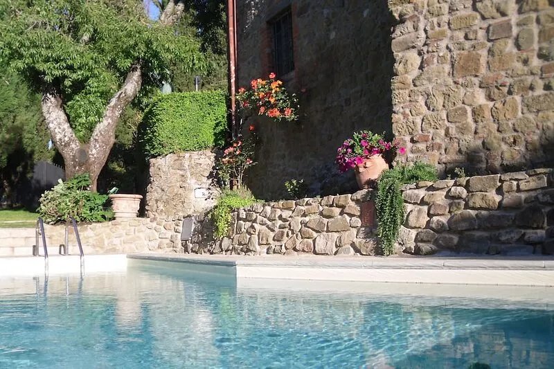 Farmhouse apartment in Chianti with garden and pool for 2 people