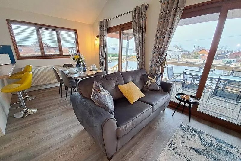 River Breeze - Waterside, Norfolk Broads, sleeps 6 in 3 bedrooms