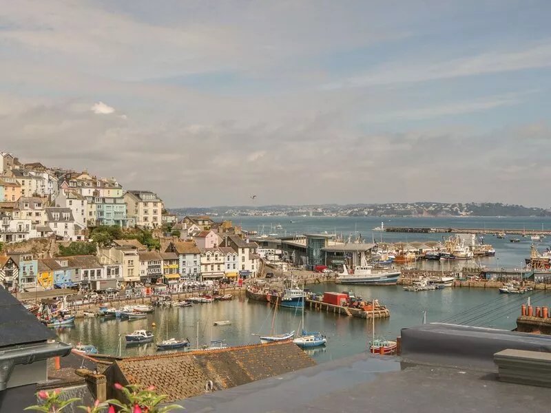 HARBOUR VIEW RETREAT, pet friendly, with a garden in Brixham