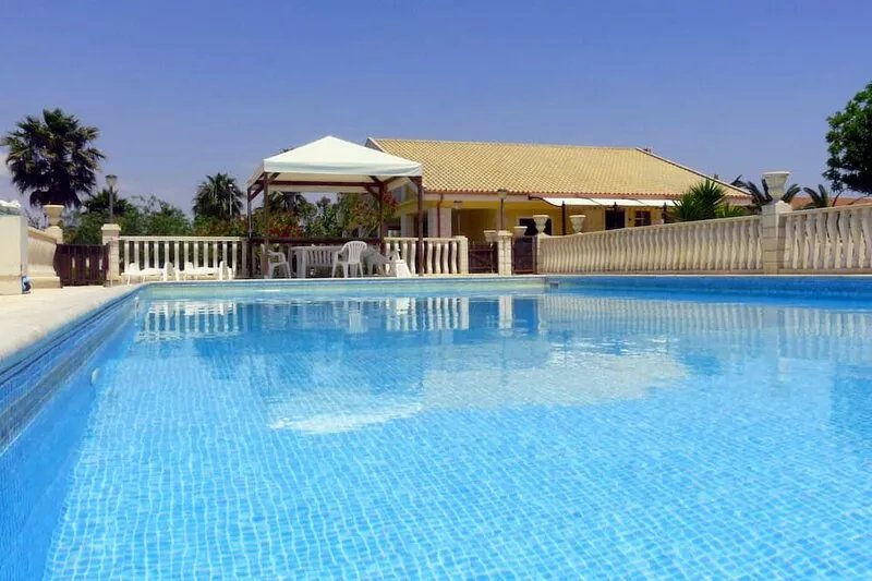Villa with garden and swimming pool very close to the beach
