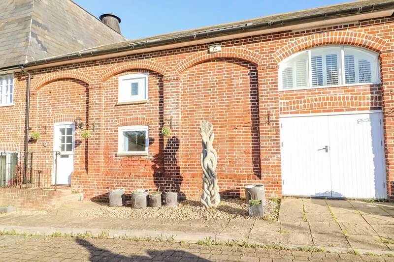 BARLEY MEWS, family friendly, with a garden in Brewers Quay Harbour
