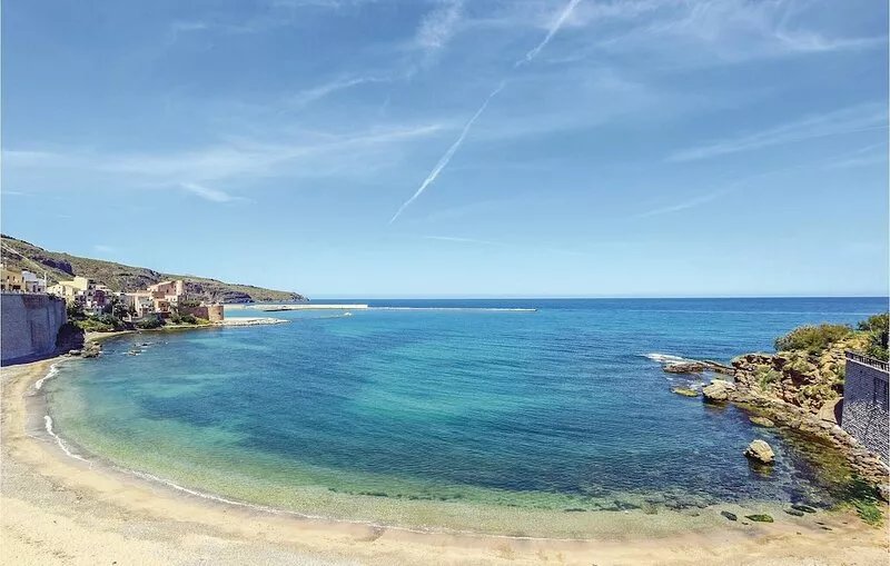 This independent holiday home with pool is located in Castellamare, in the Gulf